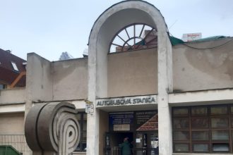 Autobusova stanica v Topolcanoch zatopena uzavreta do odvolania