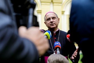 Biskupi respektuju rozhodnutie parlamentu pri skolskych zakonoch Krestanska unia ziada o veto