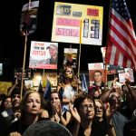 Desattisice ludi v Izraeli protestovali za navrat 13 rukojemnikov