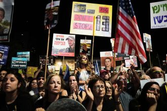 Desattisice ludi v Izraeli protestovali za navrat 13 rukojemnikov