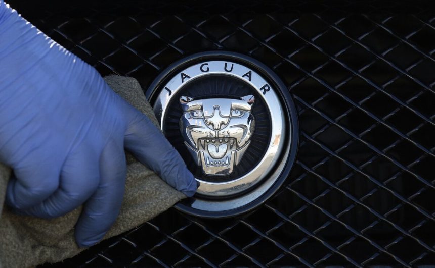 Hackersky utok na Jaguar Land Rover stal britsku ekonomiku 19 miliardy libier