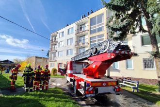 Hasici evakuovali deti z horiacej skoly podpalaca spacifikovali kuklaci