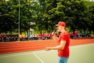 Hnev je silna motivacia tvrdi politolog