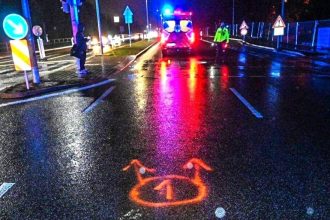 Krizovatkou siel na cervenu zrazil chodkynu