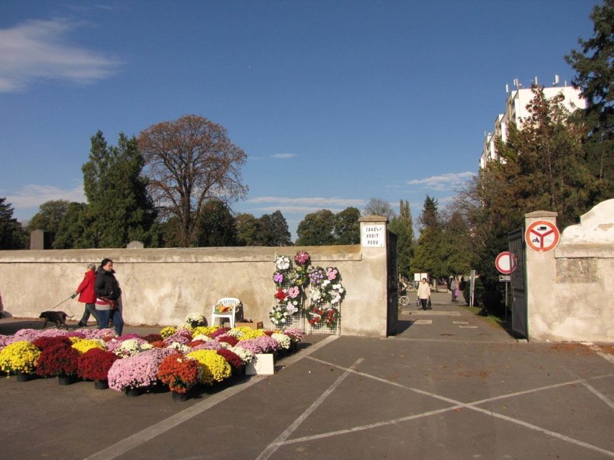 Mesto pocas Dusiciek posilni autobusove spoje k cintorinom