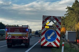 Na dialnici medzi Malackami a Bratislavou havaroval nakladiak Premavka je obmedzena