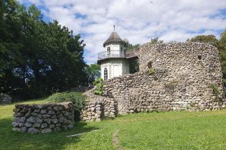 Obnovuju pychu dubnickeho parku a jaskynu