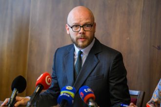 PS kritizuje ministra Saska za nesplnene sluby