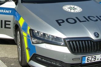 Po pade z okna gymnazia v Cesku zomrel 13 rocny chlapec