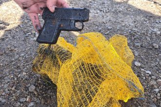 Pod hladinu Strbskeho plesa sa ponorilo 40 potapacov vytiahli aj pistol