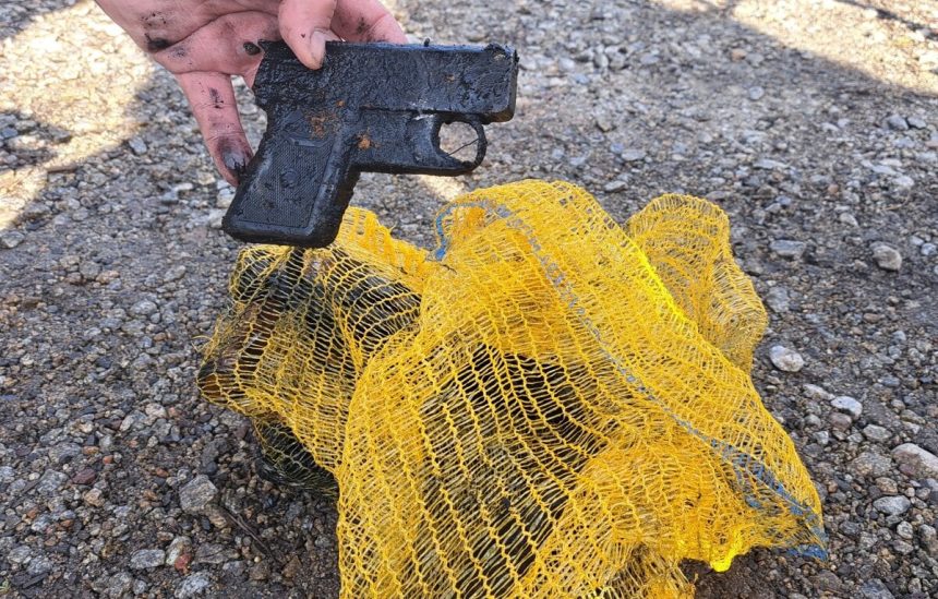 Pod hladinu Strbskeho plesa sa ponorilo 40 potapacov vytiahli aj pistol