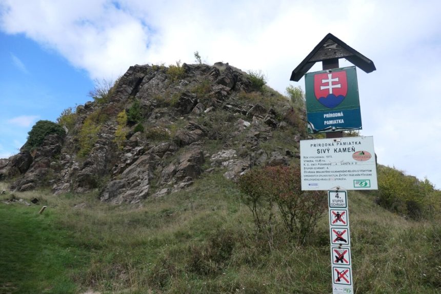 Pod jedinym hradom hornej Nitry privita turistov vstupna brana