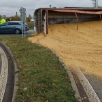 Pri Bidovciach sa prevratil kamion soja sa vysypala
