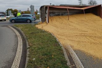 Pri Bidovciach sa prevratil kamion soja sa vysypala