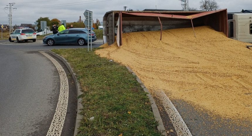 Pri Bidovciach sa prevratil kamion soja sa vysypala