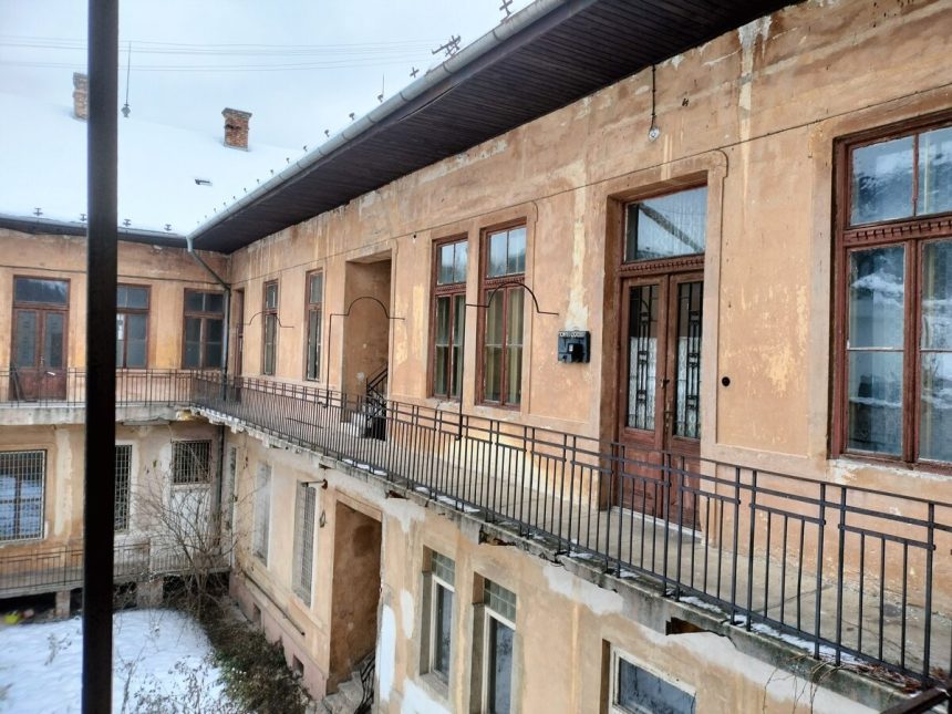 Secesny postovy objekt na namesti v Dobsinej