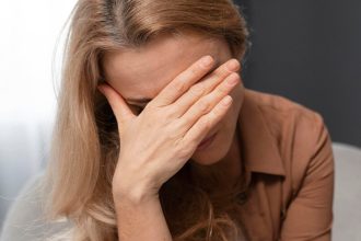 Spalila ucebne pomocky pred ziakmi utekala