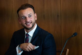 Sutaj Estok je pripraveny na debatu o trestani recidivistov