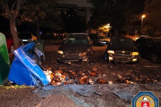 V bratislavskom Ruzinove horeli kontajnery poziar poskodil auta