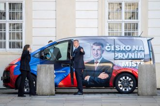 Vitaz volieb Babis prisiel na Prazsky hrad na rokovania s prezidentom