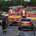 Vlak roztrhol autobus zomrelo sedem ludi