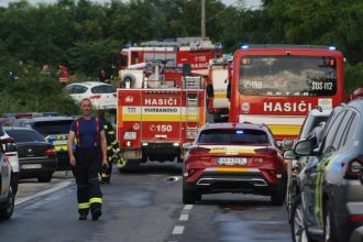 Vlak roztrhol autobus zomrelo sedem ludi