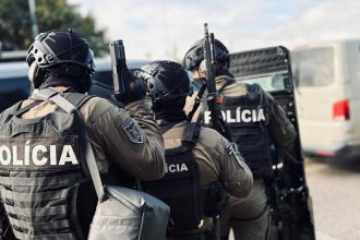 Dve domove prehliadky dvaja zadrzani za drogy