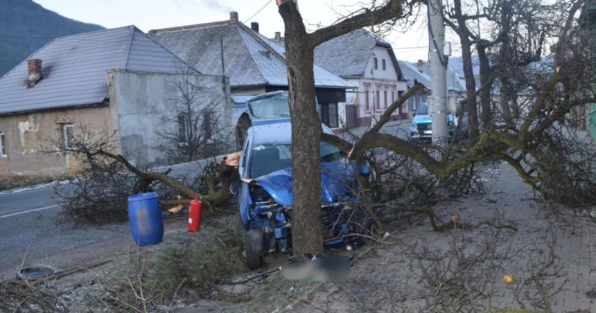 FOTO Jazdu vodicky ukoncil celny naraz do stromu previezli ju do nemocnice