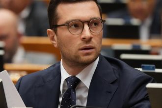 Francuzsko Podla prieskumu by volby vyhral Bardella