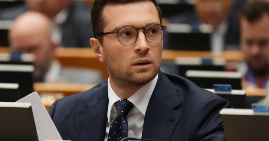 Francuzsko Podla prieskumu by volby vyhral Bardella