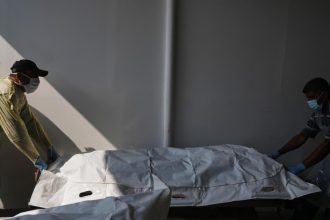 Hamas odovzdal Cervenemu krizu rakvu s telom rukojemnika