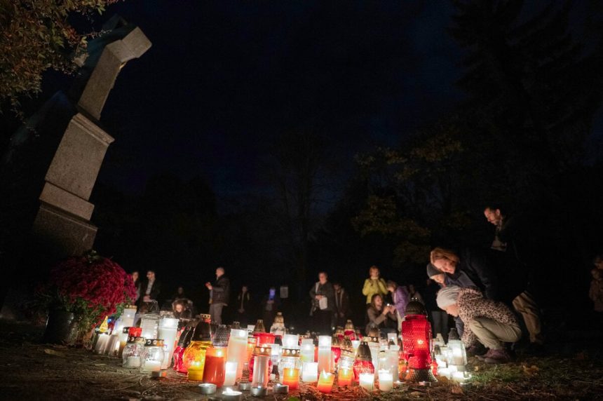 Hroby zdobia vence kvety a sviecky