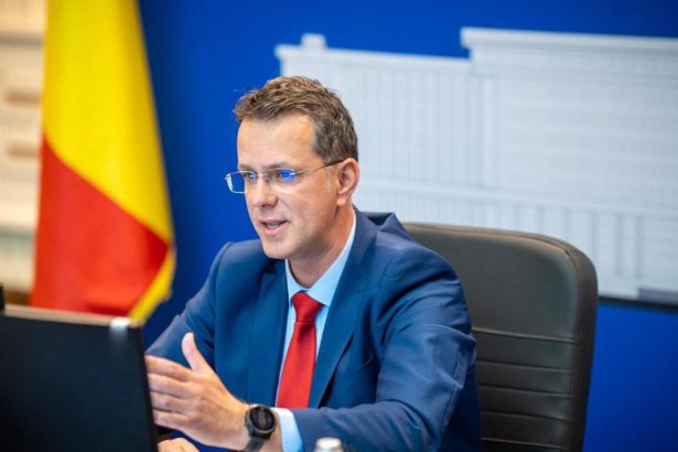 KRATKY Rumunsky minister obrany odstupil pre kauzu vzdelania