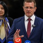 Kmec podpisuje zmluvy na dotacie rychlo a obchadza pravidla