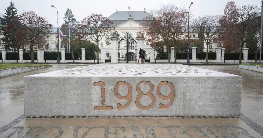 Na Namesti slobody v Bratislave predstavili pamatnik Neznej revolucie