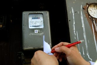 Najdrahsu elektrinu v EU maju ceske domacnosti