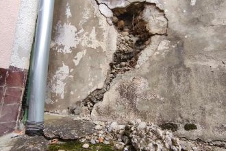 Opravu muru v havarijnom stave nema kto vykonat