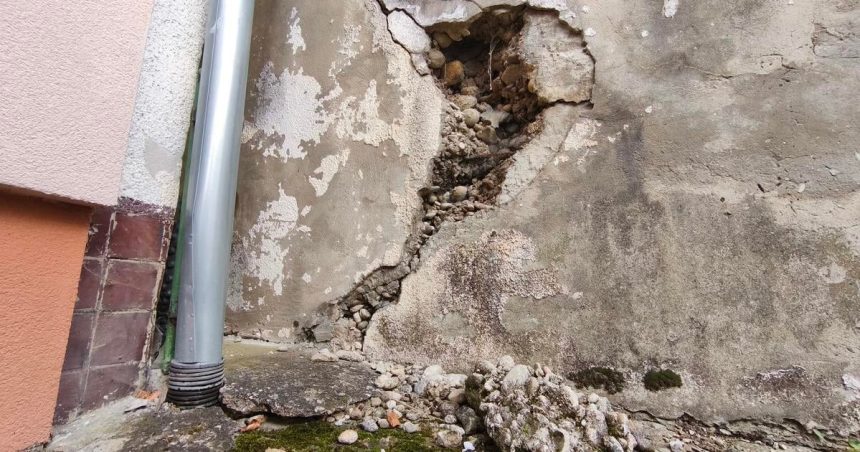 Opravu muru v havarijnom stave nema kto vykonat