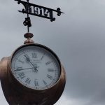 Partizancina na secesnych hodinach Mesto vidi zahadu