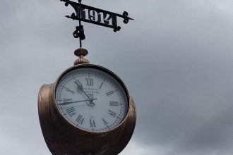 Partizancina na secesnych hodinach Mesto vidi zahadu