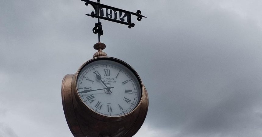 Partizancina na secesnych hodinach Mesto vidi zahadu