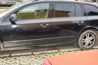 Podozrivy vodic narazil do policajtovho auta