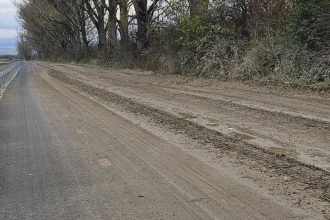Polnohospodarske vozidla znecistuju cyklotrasu blatom