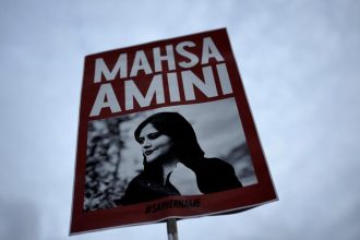 Postupny vzdor Iranky coraz viac vychadzaju do ulic bez zakrytia vlasov