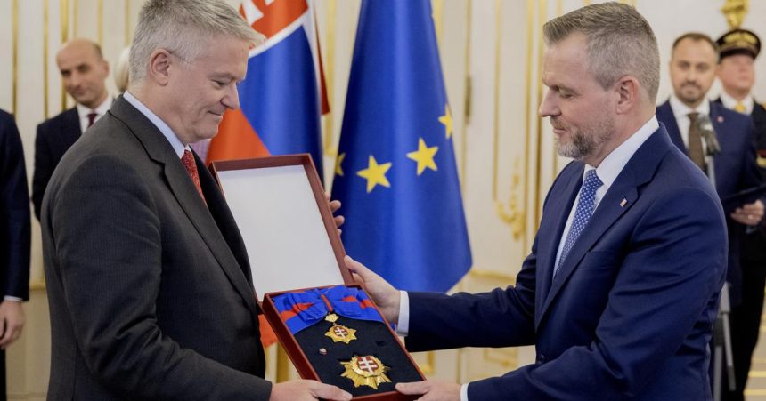 Prezident udelil statne vyznamenanie tajomnikovi OECD