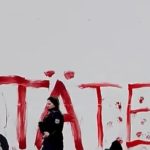 Propalestinski aktivisti namalovali na urad kancelara slovo pachatel