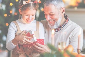 Seniori invalidi a vdovy dostanu trinaste dochodky pred Vianocami