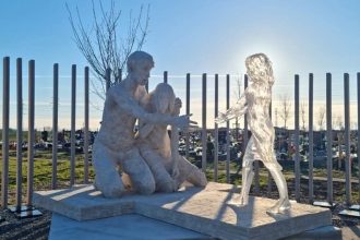 Socha dievcatka je z horlavho epoxidu oprava nepremysla