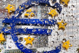 Spotrebitelska dovera v eurozone zostala rovnaka v EU klesla