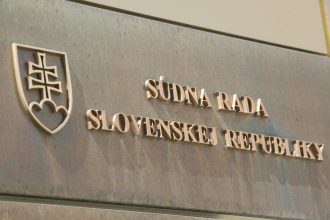 Sudna rada je prisnejsia k novinarom a hercom